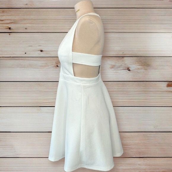 Charlotte Russe White Plunge Neck Cut-out back Skater Dress sz 6 - Picture 2 of 7